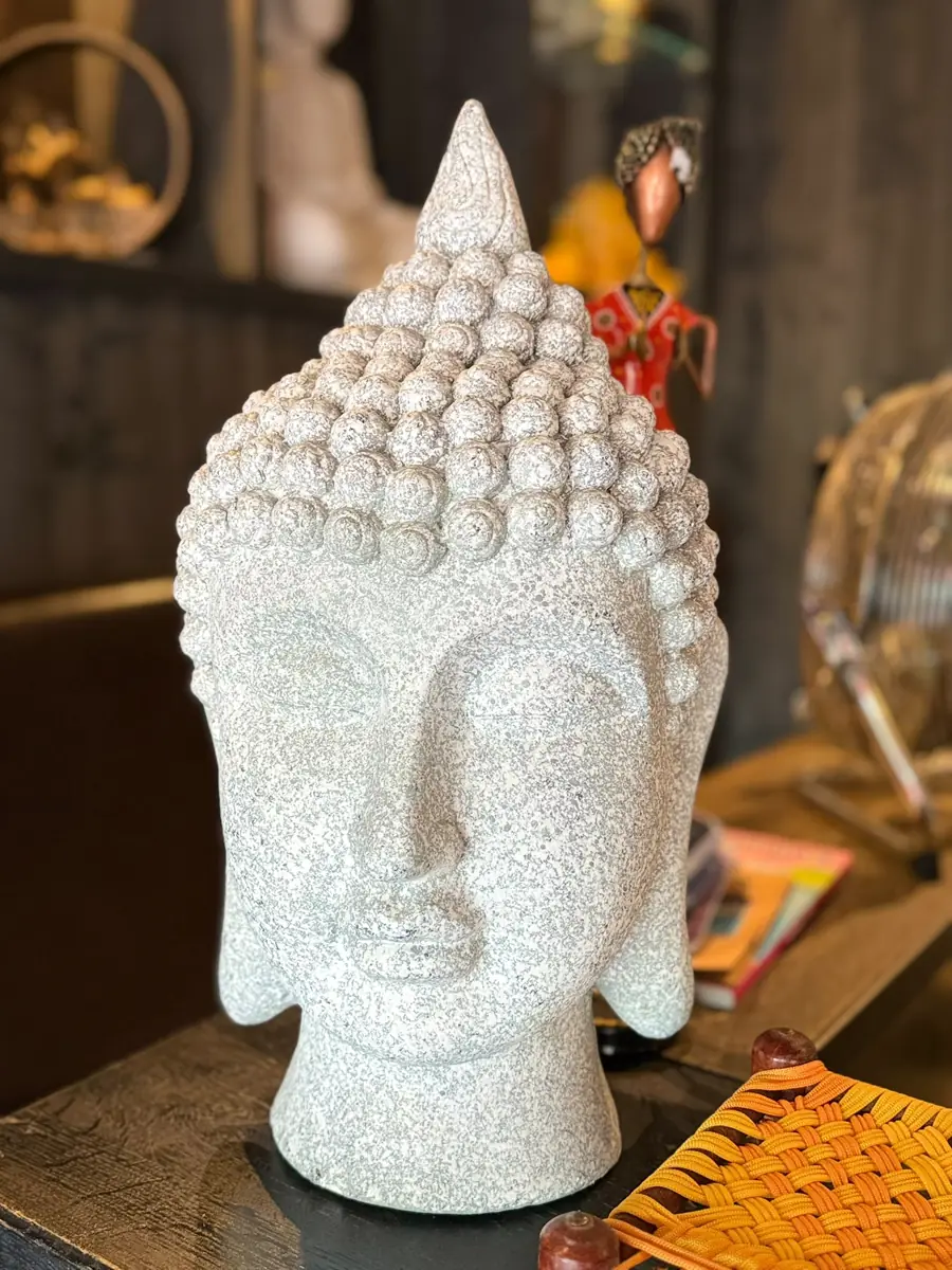 Nahaufnahme eines weißen Buddha-Kopfes