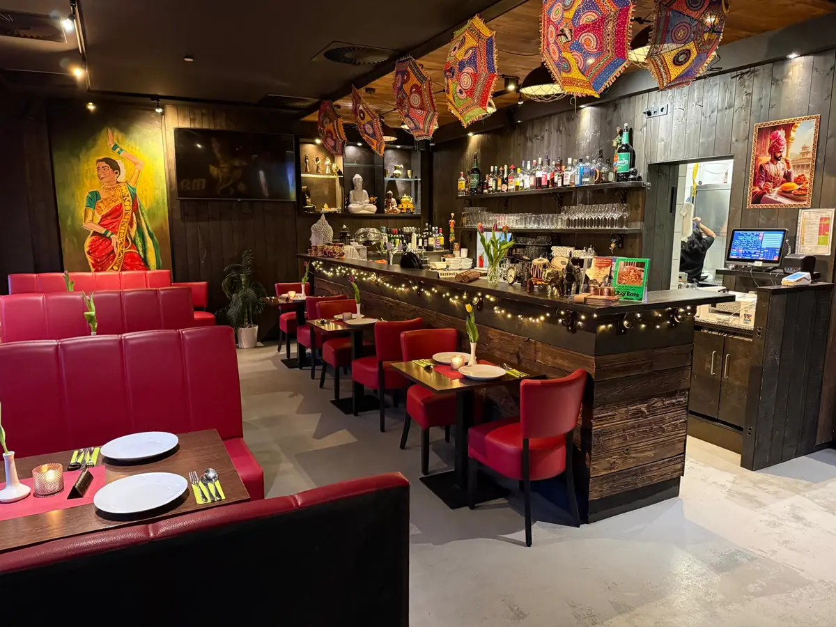 Die Bar und der Gastraum von Mumbai Masala in Dresden