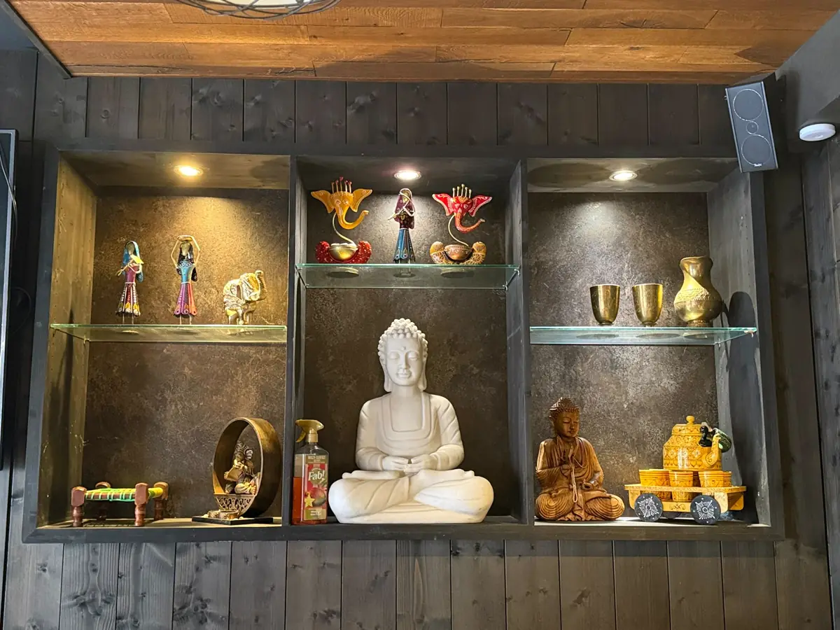 Beleuchtete Nische mit Buddha-Statue