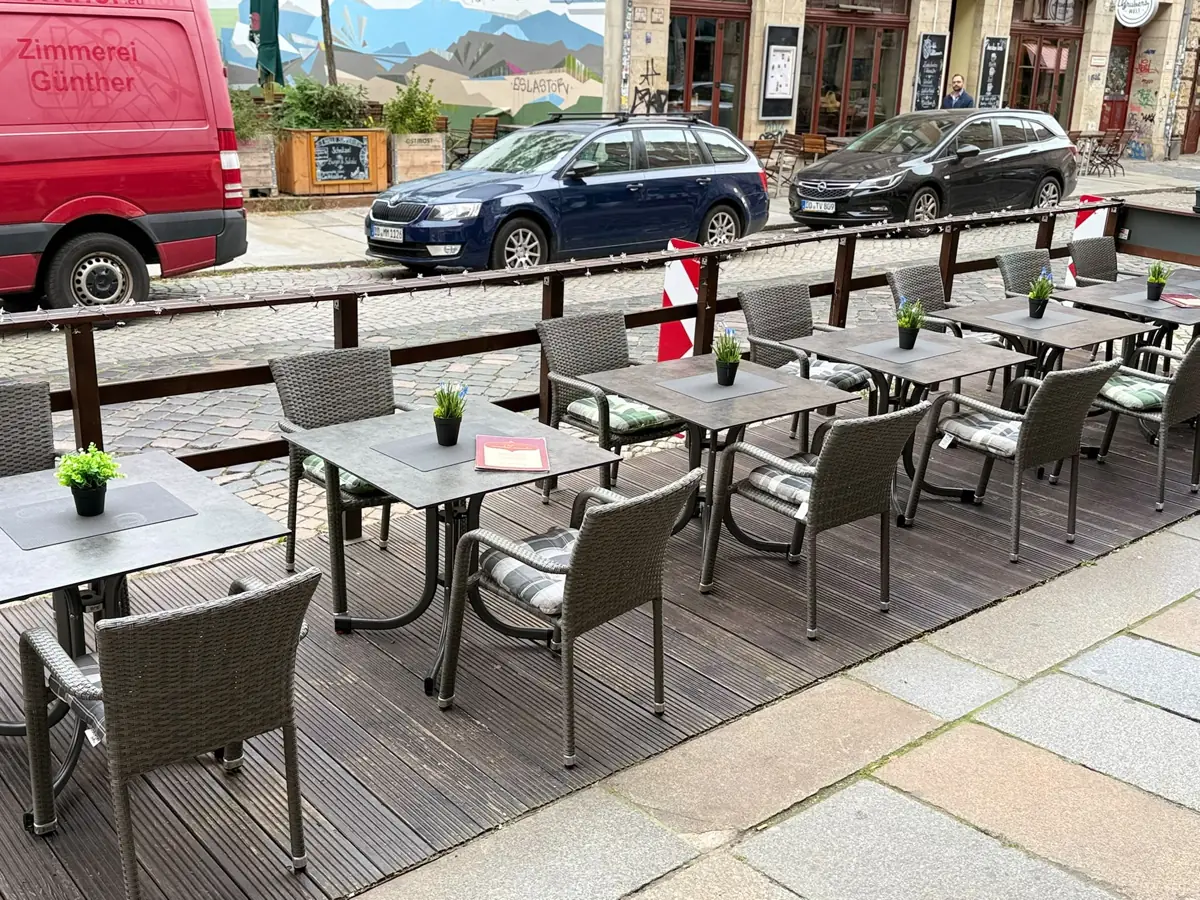 Tische vor dem Restaurant